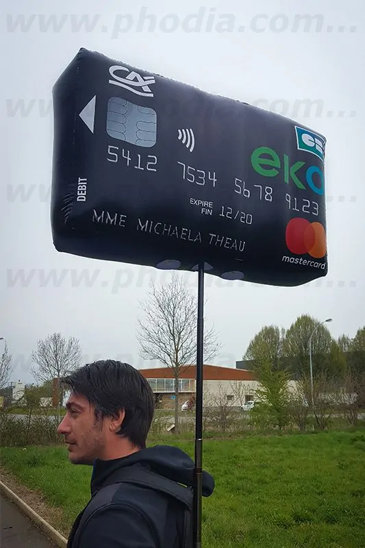 ballons street marketing en forme de carte de crédit pour une campagne crédit agricole à Bordeaux