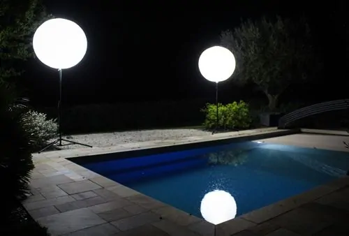 ballon éclairant sur le bord d'une piscine