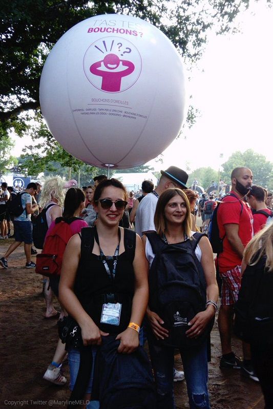 ballon sur sac à dos pour une distribution de bouchons d'oreille au festival des eurockéennes de belfort