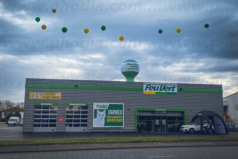 ballon montgolfiere feuvert tarbes au dessus du magasin