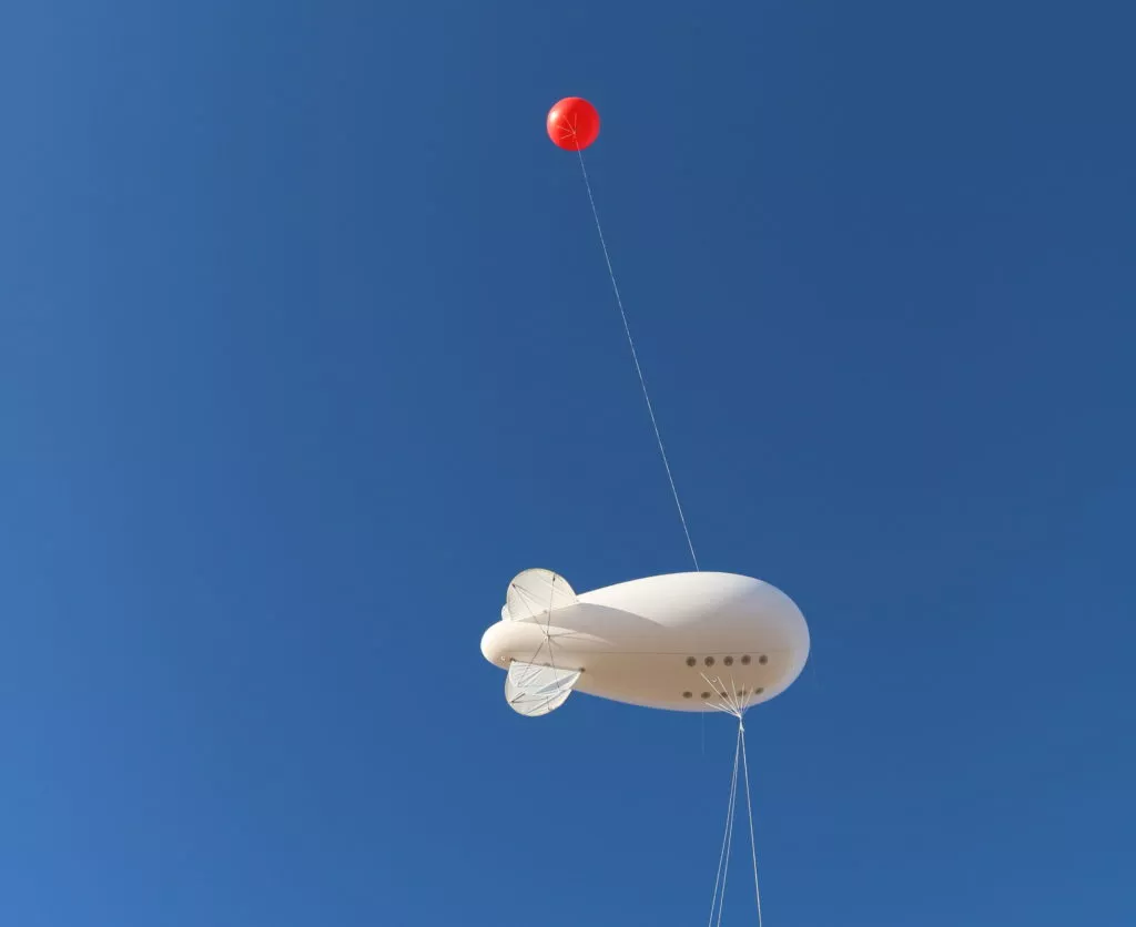 simulation d'eoliennes avec un dirigeable et une sphere rouge