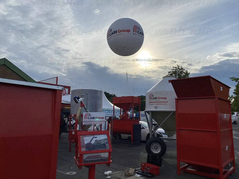 installation d'un ballon hélium géant sur un stand extérieur au SPACE 2021 à Rennes