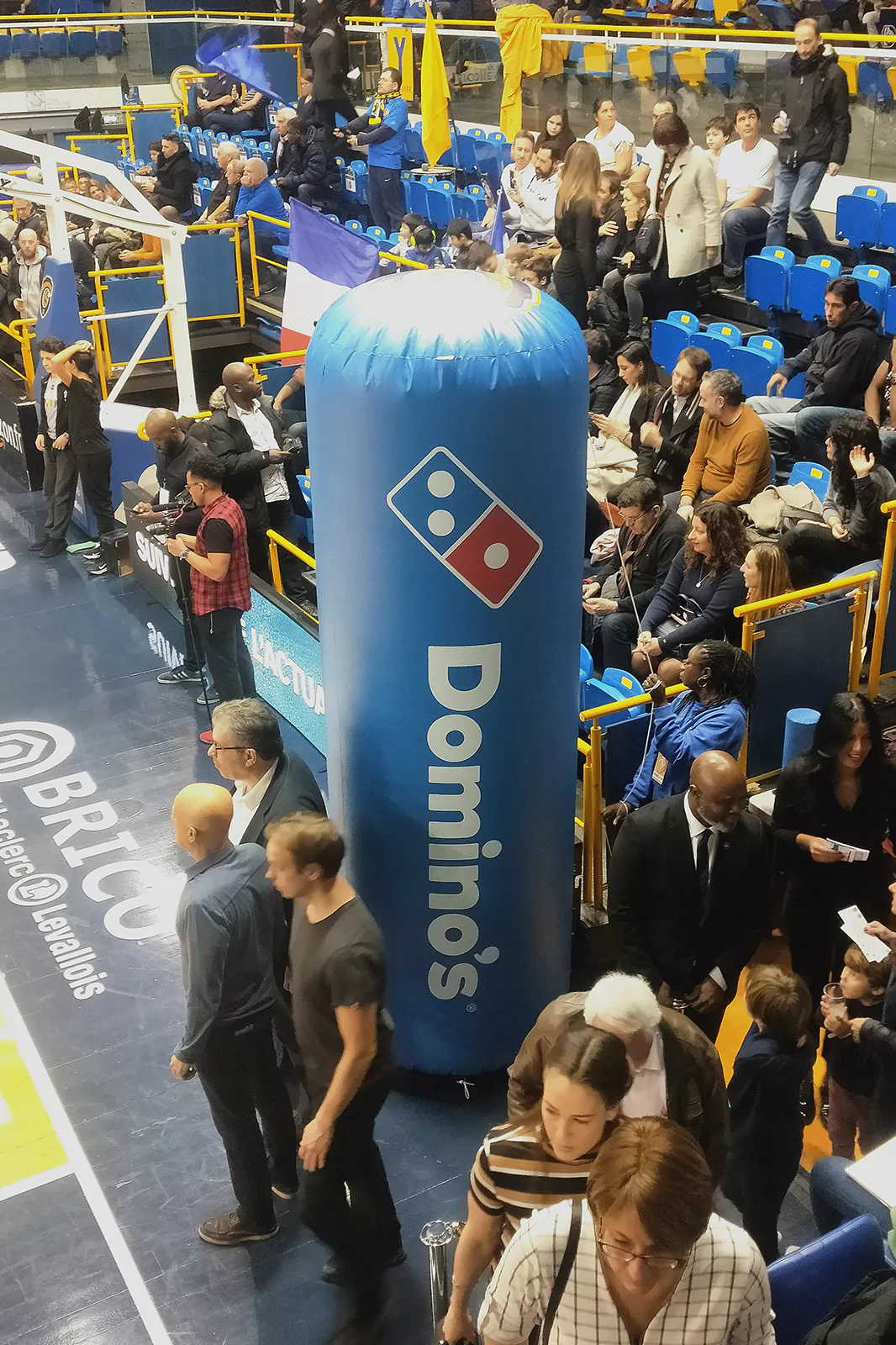 colonne Domino's 3m, match de basket, évènement