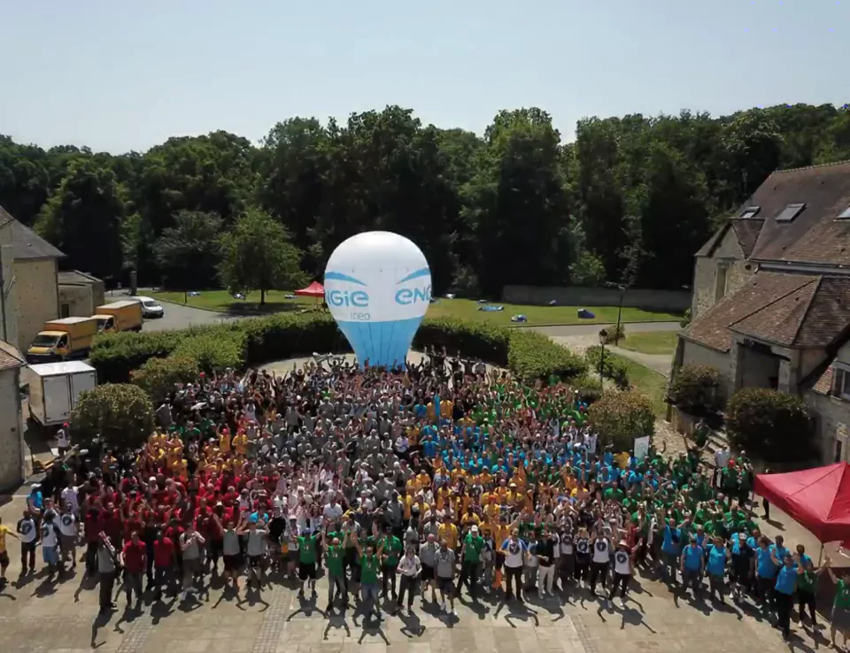 Montgolfi&egrave;re Engie, bleu et blanc, auto-ventil&eacute;, &eacute;v&egrave;nement, foule