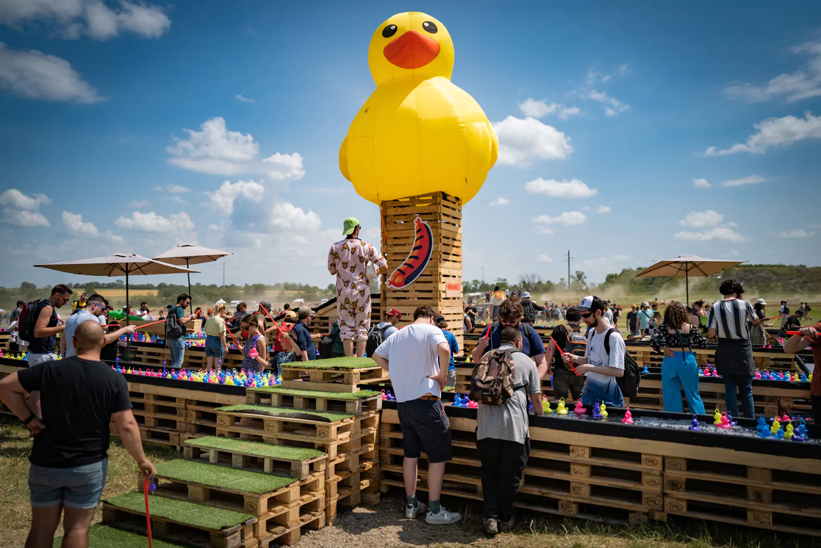 photo canard auto-ventil&eacute; 4m merguez tuning show, p&ecirc;che aux canards, festival, voiture, jaune