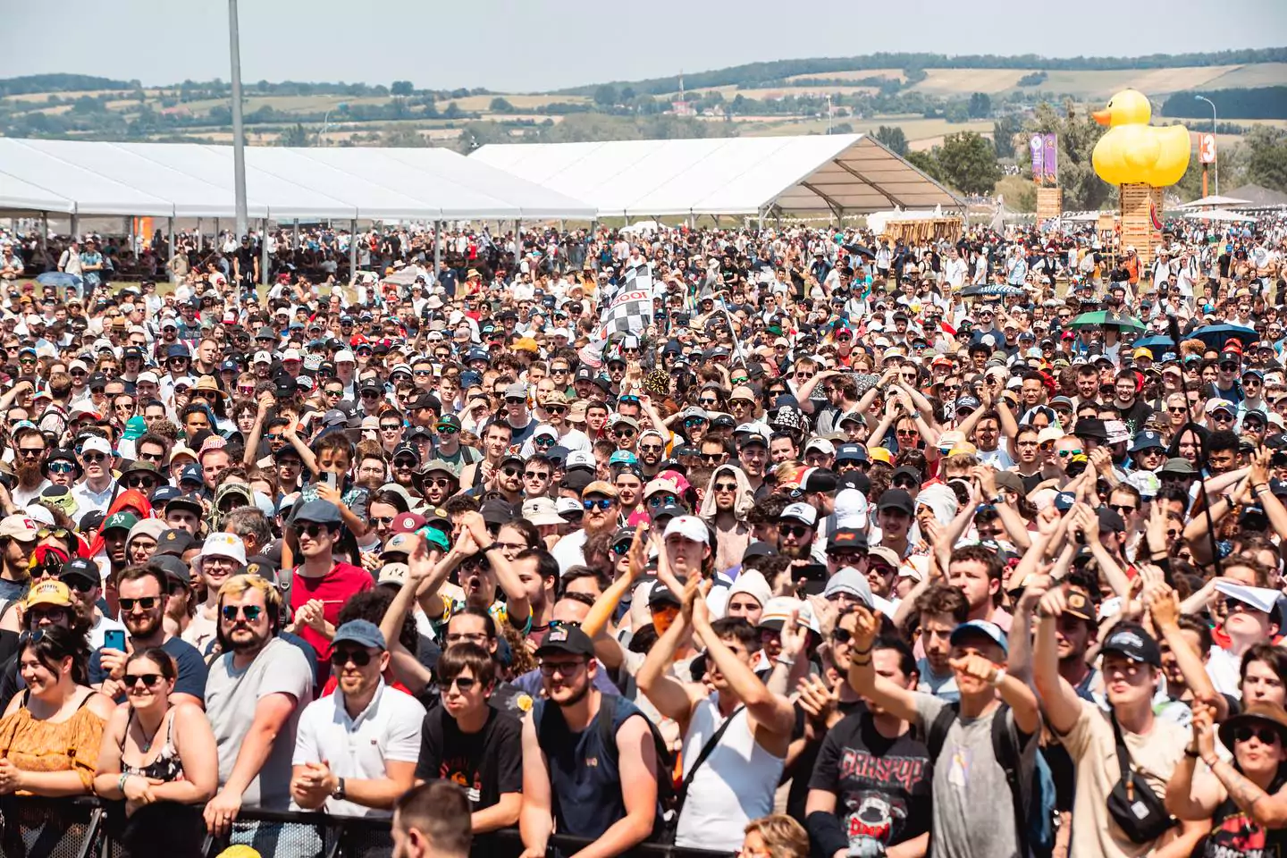 photo canard auto-ventil&eacute; 4m merguez tuning show, p&ecirc;che aux canards, festival, voiture, jaune