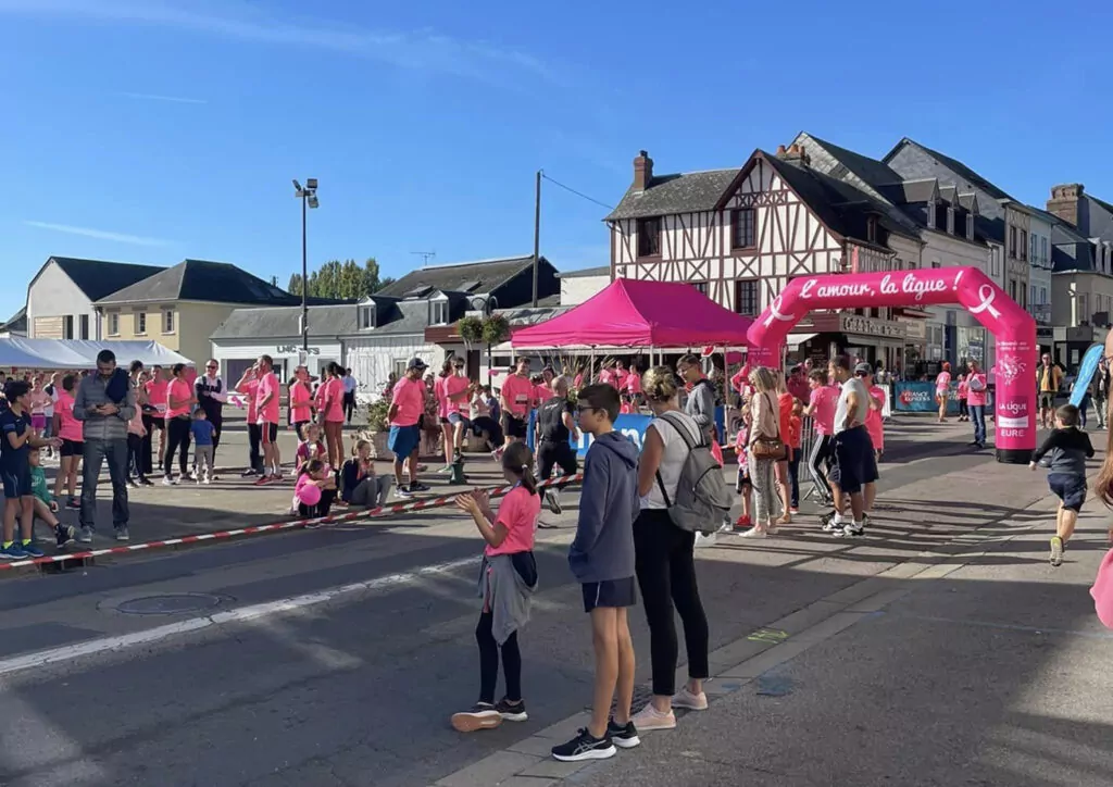 arche gonflage &eacute;tanche avec foule &eacute;v&eacute;nement octobre rose