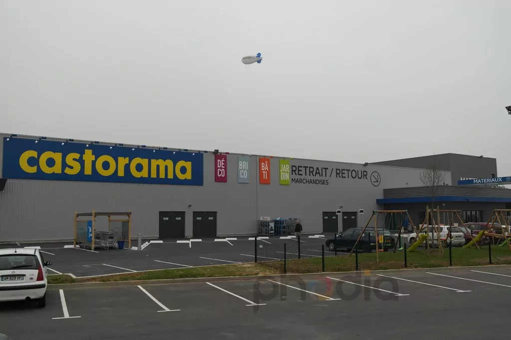 magasin Castorama Fleury dirigeable hélium