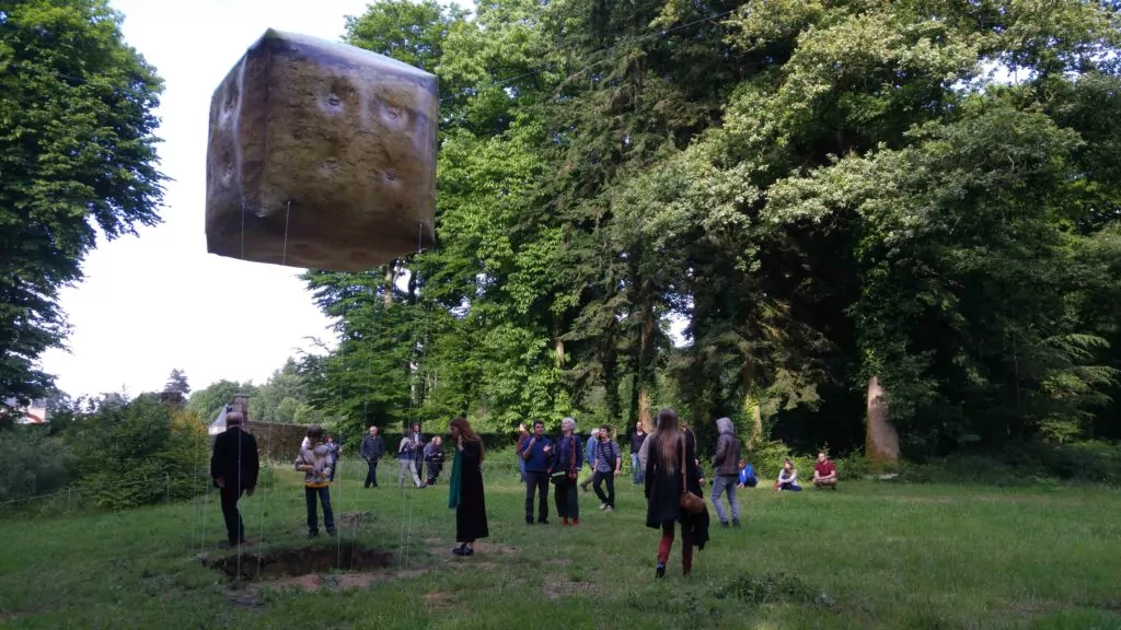 cube gonflable repr&eacute;sentant la terre