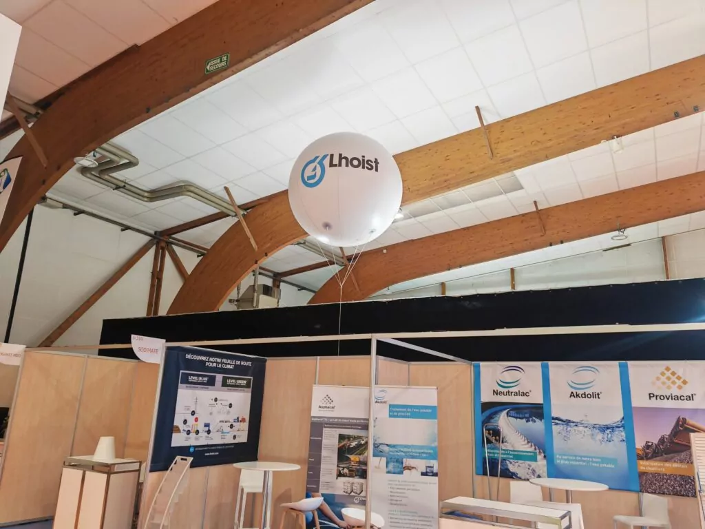 Lhoist magnifique ballon h&eacute;lium au dessus de leur stand sur 1 salon