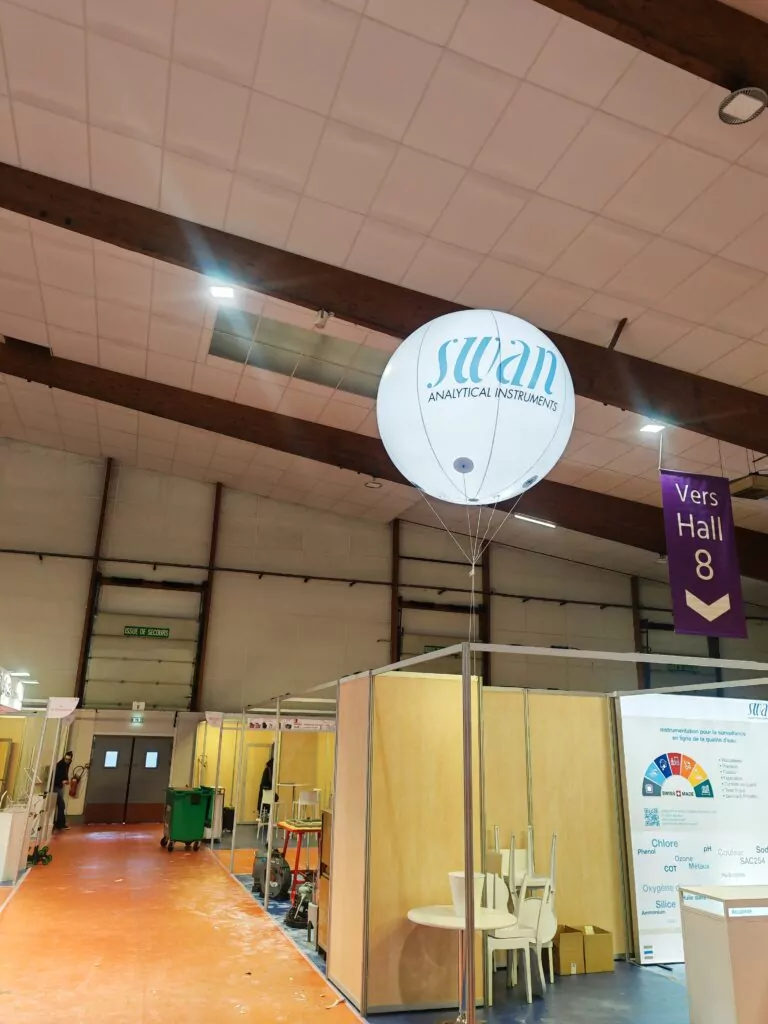 Salon carrefour de l'eau : ballon publicitaire &eacute;clairant helium swan