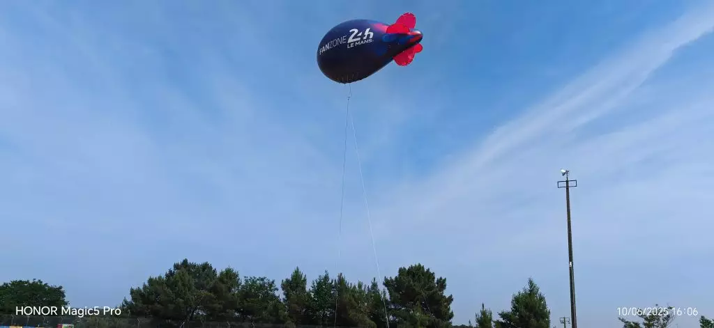 vue arri&egrave;re dirigeable gonflable pour la fan zone des 24h du mans