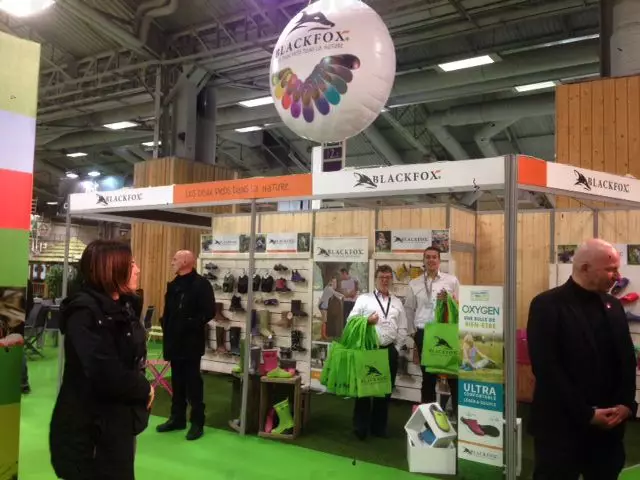 un ballon publicitaire originale: lentille blackfox suspendu dans un salon