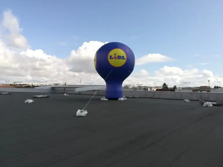 ballon lidl posé sur un toit