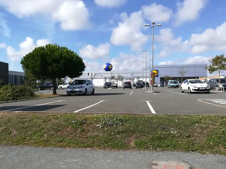 gros ballon de 6m vu de la route lors de l'ouverture d'un magasin Lidl