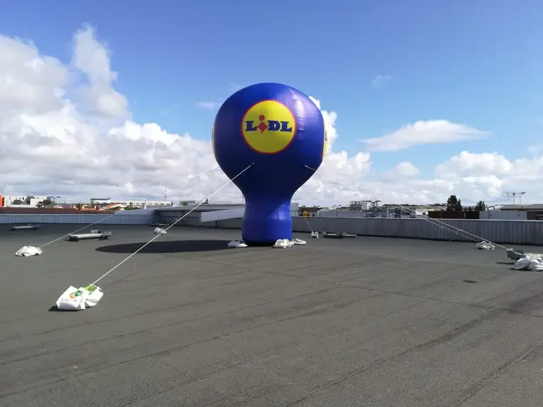 gros ballon montgolfi&egrave;re install&eacute; sur un toit de magasin