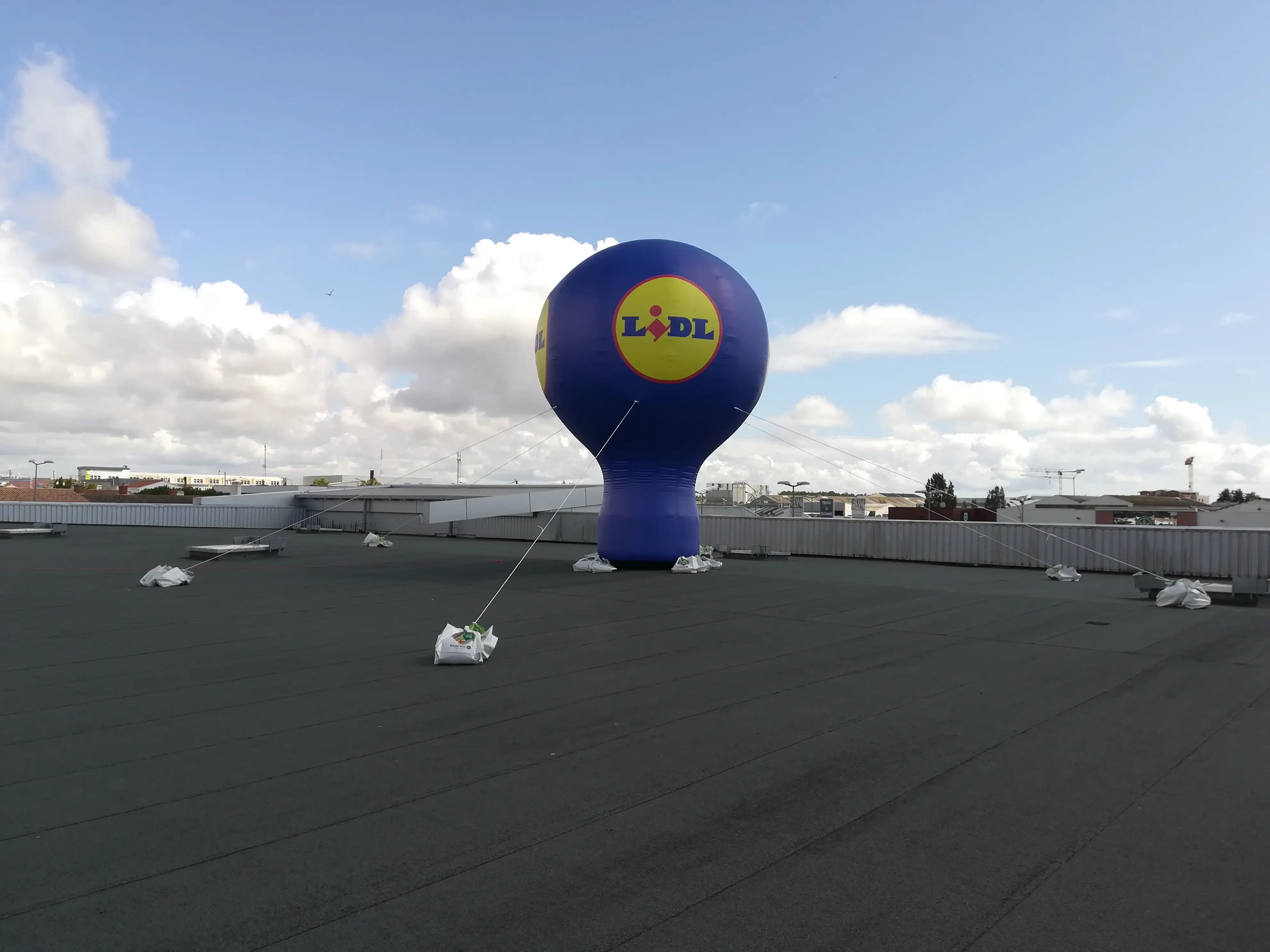 ballon lidl pos&eacute; sur un toit