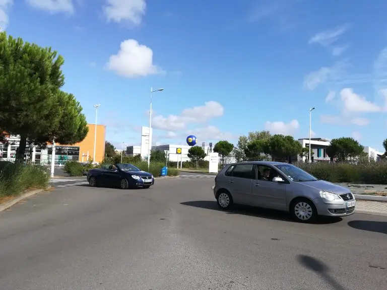 vue d'un rond point d'un ballon sur toit de super march&eacute;