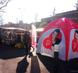 Vue du marquage de la tente Plaza immobilier sur le marché de plein à air à Angers
