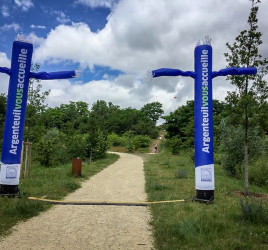 festival air'genteuil 2018 bonhomme qui danse de chaque coté d'un chemin piéton