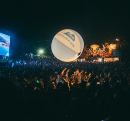 Ballon à lancer dans la lumineux dans le public au festival Les déferlantes 2019