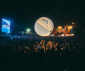 Ballon de foule lumineux dans le public au festival Les déferlantes 2019