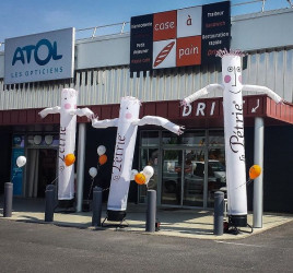 skydancer la Périe devant une boulangerie