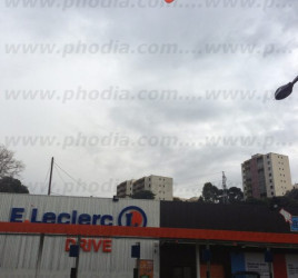 ballon dirigeable l'hélium au dessus d'un E.leclerc drive