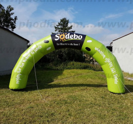 structure gonflable Sodebo animation commerciale sur une air d'autoroute