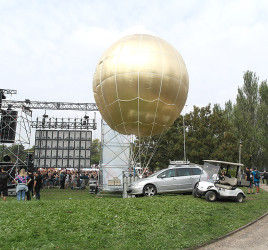 Sph&egrave;re g&eacute;ante de 6m au festival inoxpark pour spectacle de trap&eacute;ziste