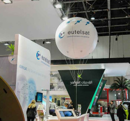 ballon h&eacute;lium g&eacute;ant sur le stand d'Eutelsat sur un salon &agrave; Dubai