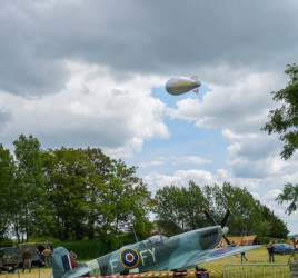 ballon dirigeable publicitaire anniversaire DDAY Spitfire au sol plage de Goldbeach