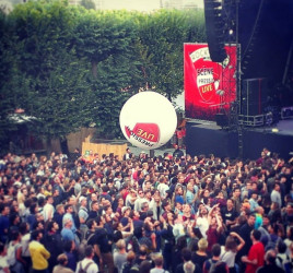 ballon géant à lancer dans la foule au festival rock en seine live pression