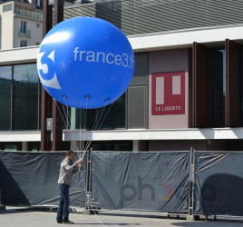 Mise en place du ballon hélium de 2.50m Ø france 3 à l'extérieur