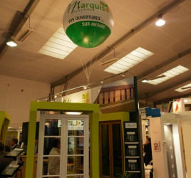 Stand MARQUIS, menuiserie pour le salon ARTIBAT ballon géant hélium blanc et vert