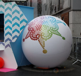 ballon gonflable pos&eacute; au sol foire de paris