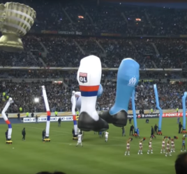 troph&eacute;e gonflable g&eacute;ant pour match football gonfl&eacute; &agrave; l'h&eacute;lium