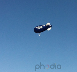 ballon dirigeable publicitaire hélium Peugeot 208 de 6 m bleu foncé