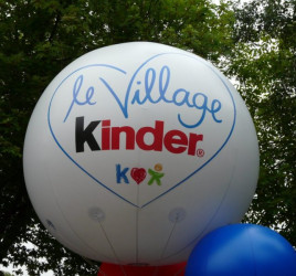 ballon publicitaire géant kinder 2.5m blanc pour l'extérieur