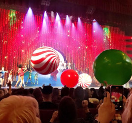 ballon rouge blanc bonbon géant pour un spectacle