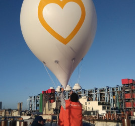 Ballon blanc avec cœur jaune