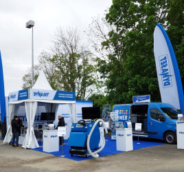 L&rsquo;impact strat&eacute;gique d&rsquo;un drapeau gonflable de 8m dans un salon