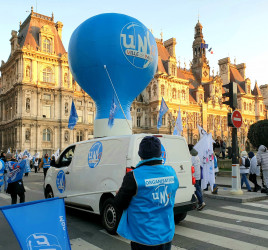 montgolfi&egrave;re gonflable UNSA pour manifestation &agrave; Paris