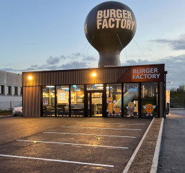 montgolfi&egrave;re g&eacute;ante sur le toit pour ouverture restaurant