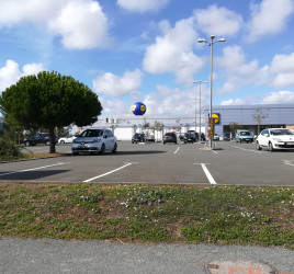 gros ballon de 6m vu de la route lors de l'ouverture d'un magasin Lidl